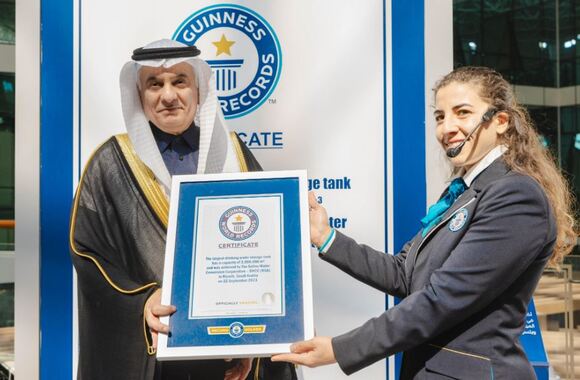 Guinness World Record representatives deliver certificates to SWCC in the presence of the Saudi Arabian Minister of Environment, Water and Agriculture.