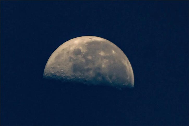 Last Quarter Moon of Rabi' Al-Awwal Delights Observers in Northern Borders Region