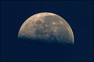 Last Quarter Moon of Rabi' Al-Awwal Delights Observers in Northern Borders Region