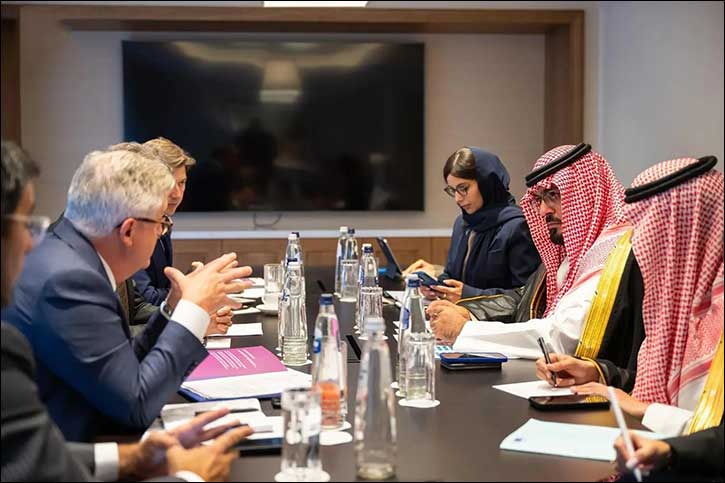 Economy Minister Meets with CEO of the International Association of Oil & Gas Producers