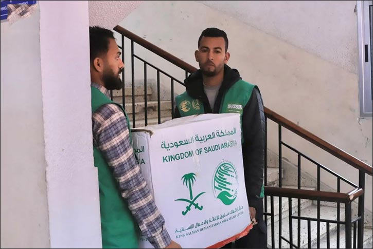 KSrelief Distributes Winter Clothing to Patients, Medical Staff in Gaza Hospitals