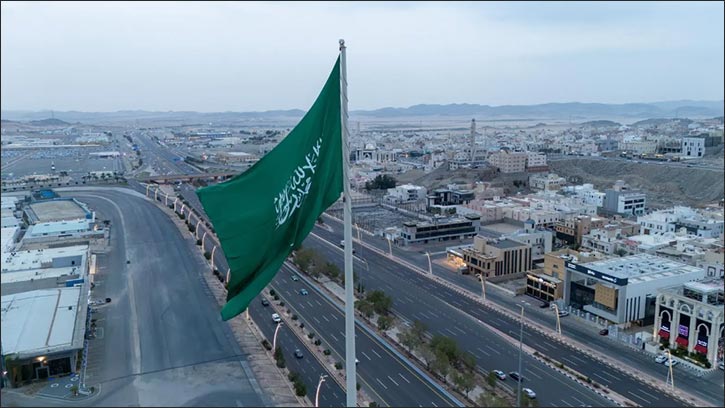 Makkah Municipality Installs Tallest Saudi Flagpole, Exceeding 80 Meters, on Flag Day