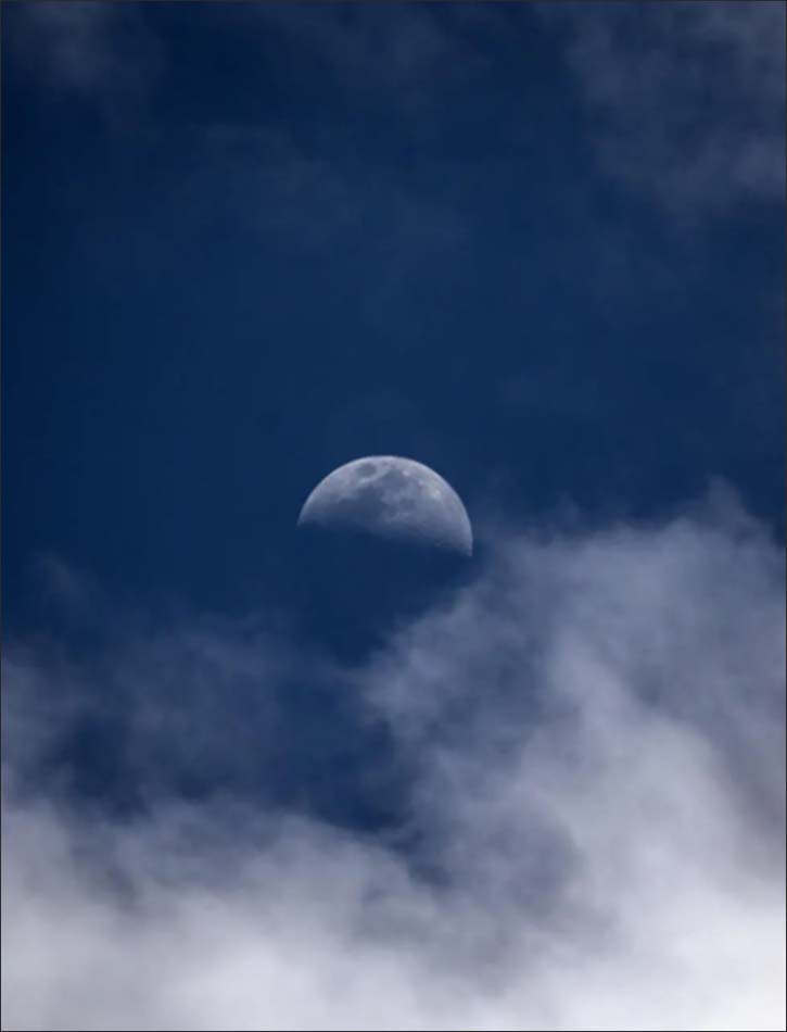 First Quarter Moon of Shawwal Lights Up Northern Borders Skies
