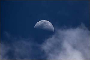 First Quarter Moon of Shawwal Lights Up Northern Borders Skies